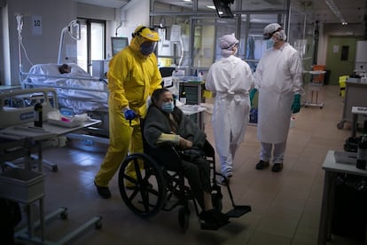 El personal sanitari treballa a la sala de diàlisi per a pacients positius de covid-19 de l'Hospital Clínic.