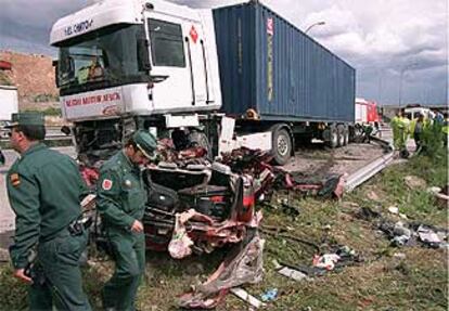 Las carreteras de la regin vivieron ayer una jornada trgica, en la que murieron cuatro personas en tres accidentes. El ms grave se produjo a medioda a la altura del kilmetro 17 de la autova de Valencia (N-III), cuando un camin se salt la mediana e invadi los carriles del sentido contrario (en la imagen). Muri una joven pareja de Vigo.