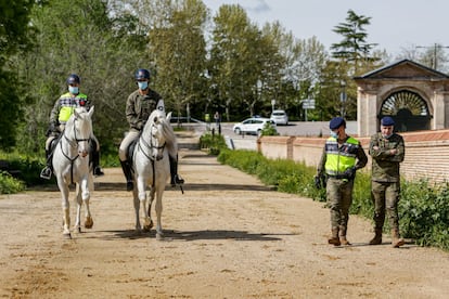 Varios integrantes de una patrulla de la Guardia Real vigilan en Boadilla del Monte (Comunidad de Madrid), durante el 37º día del estado de alarma decretado por el Gobierno a causa del coronavirus.