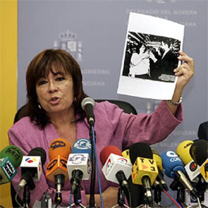 Narbona mostró una foto de Camps bebiendo agua de una desaladora con la ex ministra Elvira Rodríguez.
