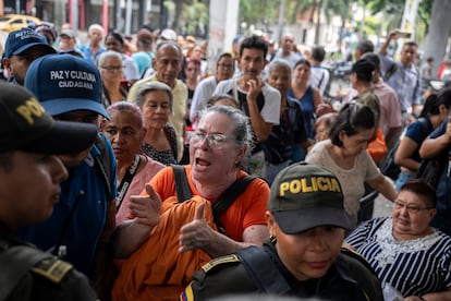 Pacientes de Nueva EPS bloquean una vía en Cali por la falta de medicamentos, en imágenes