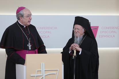 El secretario general de la Conferencia Episcopal Española, César García Magán (izquierda) y el patriarca ecuménico de Constantinopla, Bartolomé I, durante su visita a la sede de los obispos españoles.