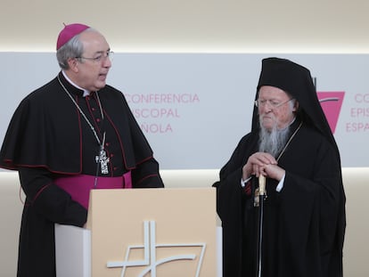 El secretario general de la Conferencia Episcopal Española, César García Magán (izquierda) y el patriarca ecuménico de Constantinopla, Bartolomé I, durante su visita a la sede de los obispos españoles.