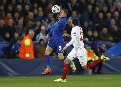El jugador del Leicester, Jamie Vardy, se lleva el balón ante el jugador del Sevilla, Adil Rami.