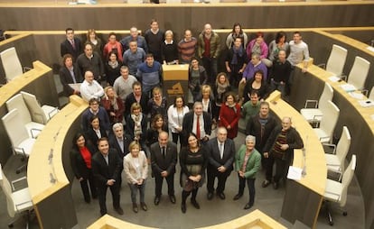 Los junteros de Gipuzkoa posan en la Cámara antes de celebrar el último pleno de esta legislatura.