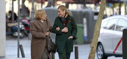 La presidenta de la Comunidad de Madrid, Cristina Cifuentes (d), y la alcaldesa de la ciudad, Manuela Carmena, tras la comida de trabajo que han mantenido con sus respectivos equipos, para abordar cuestiones que afectan a ambas administraciones.