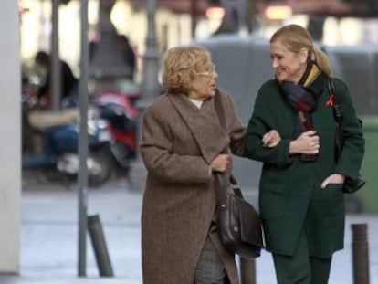 La presidenta de la Comunidad de Madrid, Cristina Cifuentes (d), y la alcaldesa de la ciudad, Manuela Carmena, tras la comida de trabajo que han mantenido con sus respectivos equipos, para abordar cuestiones que afectan a ambas administraciones.