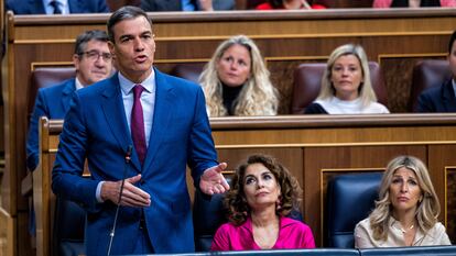 Pedro Sánchez, junto a las vicepresidentas María Jesús Montero y Yolanda Díaz, durante la sesión de control al Gobierno, este miércoles en el Congreso de los Diputados.