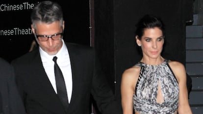 Actress Sandra Bullock with Bryan Randall on October 26, 2015 in Hollywood, California.
en la foto : cogidos de la mano