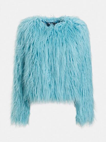 Esta chaqueta de pelo sintético en un vibrante color azul turquesa es la pieza a todo color que estabas buscando para elevar tus looks este invierno en tiempo récord. De Guess.