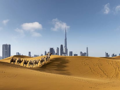 El Burj Khalifa, el rascacielos más alto del mundo, sobresale en el 'skyline' de la ciudad de Dubái, en Emiratos Árabes Unidos. 