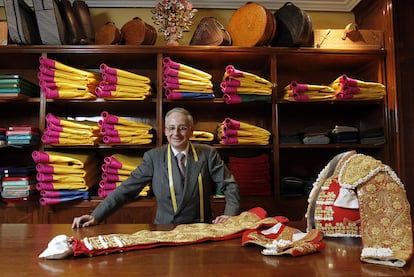 Antonio López, en su sastrería para toreros Fermín.