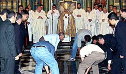 Entierro del obispo Alonso Suárez, ayer, en la catedral de Jaén.