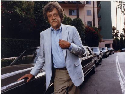 Kurt Vonnegut, tan elegante, en Beverly Hills, Los Ángeles, en 1990.