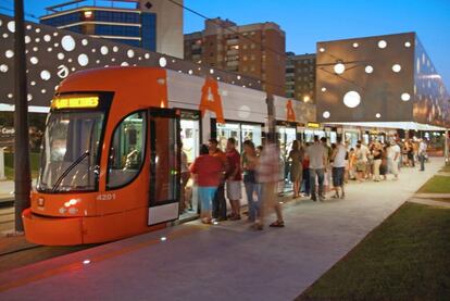 El Tramnochador, servicio nocturno de tranvía en Alicante para los fines de semana del verano. FGV
 