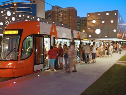 El Tramnochador, servicio nocturno de tranvía en Alicante para los fines de semana del verano. FGV
 