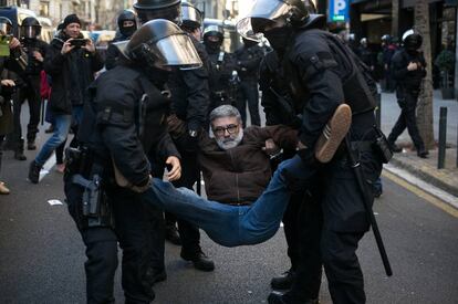 Los Mossos sacan al diputado Carles Riera de una sentada frente a la Fiscalía.