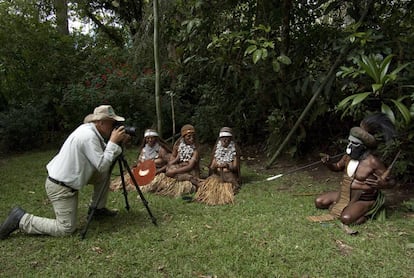 Sebastião Salgado, retratado por su esposa tomando una fotografía a miembros de una tribu de Indonesia.