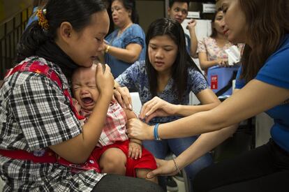Vacunación en el Centro de Salud Principal de la Ciudad de Tacloban.