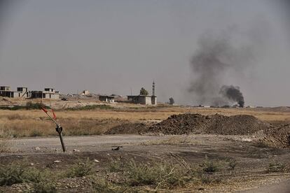El ejercito iraquí junto con soldados kurdos pershmergas recuperan varios poblados de manos del ISIS que estos han minado en su huida. Los soldados queman los campos para hacer saltar los explosivos.