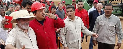 Los presidentes de Brasil y Venezuela visitan un campo de soja en El Tigre, en el este de Venezuela