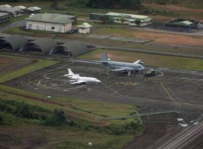 El avión blanco enviado por el Gobierno francés para ayudar al rescate de Ingrid Betancourt, ayer en un aeropuerto de la Guyana francesa.