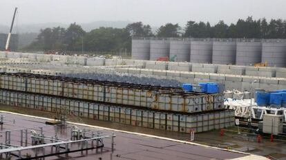 Tanques de agua radioactiva en la central nuclear de Fukushima.