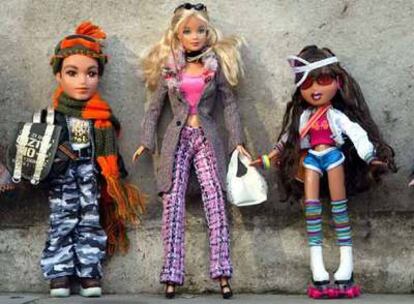 Dos muñecas Bratz, de MGA Entertainment, rodean una muñeca Barbie, de Mattel