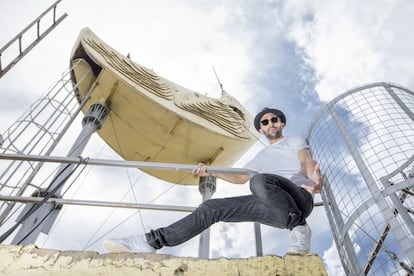 A Casa Amarela acaba de ganhar um novo espaço: um quarto em forma de lua para receber artistas convidados a darem aulas às crianças da comunidade.