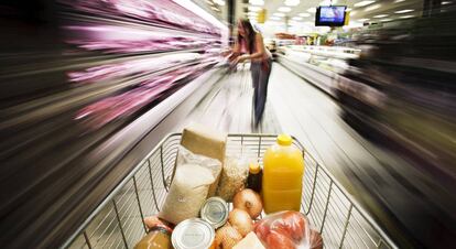 Una mujer haciendo la compra en un supermercado