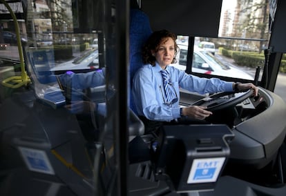 Siempre le gustó conducir, aunque el permiso para ponerse al mando de un autobús lo tiene desde 2010. Pilar Delgado (Madrid, 1976) pasó por varias empresas hasta que se vistió el uniforme azul de la Empresa Municipal de Transportes de Madrid; desde hace casi un año cubre la línea 49, desde Plaza de Castilla hasta Pitis. “Recojo a mucha gente mayor y a veces he visto en los pasajeros la sorpresa que nunca desperté entre mis compañeros”. Cuenta que hay quien la felicita, que la anima con un “¡qué valiente!”. Ella cree que, en cualquier caso, ostenta la misma valentía que cualquier otro conductor, aunque sabe que su profesión está todavía ocupada mayoritariamente por hombres. “Nunca he entendido la sorpresa, creo que la aptitud no depende de si eres hombre o mujer, y hay que darle la naturalidad que tiene el hecho de que yo vaya conduciendo el autobús”. Hace tiempo, una mujer le comentó que le había “quitado el trabajo a un hombre”; serena, Delgado le contestó que ella no le había quitado nada a nadie: “Estudié y pasé las oposiciones como cualquier otro profesional, este es mi trabajo”. Antes de recorrer Madrid con pasajeros a su cargo, Delgado era agente de viajes: “Tiene que ver en algo. Antes conocía distintas culturas de una manera y ahora de otra. Escuchar a los pasajeros, hablar con ellos, ver y entender otros puntos de vista… Todo, siempre, es enriquecedor”.