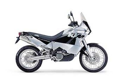 La KTM 950 Adventure es una <i>maxitrail</i> bien dotada para pistas de tierra.