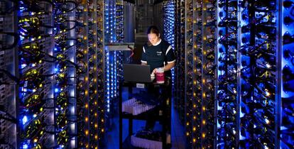 Una técnica de Google trabaja en el diagnóstico de un procesador sobrecalentado en el centro de datos en The Dalles, Oregon (Estados Unidos) .