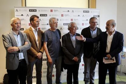 De derecha a izquierda, el presidente de la Academia de Cine, Antonio Resines, el presidente de la SGAE, Jose Luis Acosta, los directores Manolo Gutiérrez Aragón y Fernando Trueba, el decano de la UEM, Luis Calandre y el director de comunicación de TCM, Juan Zabala, en la presentación del proyecto.