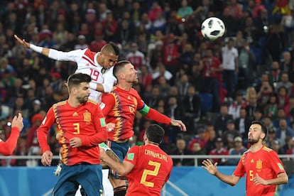 Youssef En-Nesyri gana el salto a Sergio Ramos y marca gol de cabeza en el partido de la fase de grupos entre Marruecos y España, el 25 de junio de 2018.
