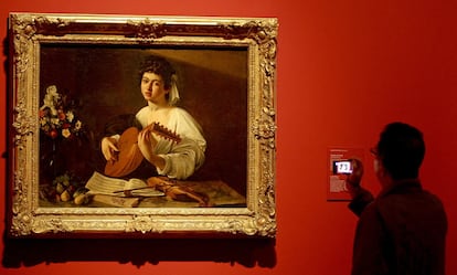 Obra temprana de Caravaggio, El tañedor de laúd pasó a integrar la colección del Hermitage en 1808. La exposición del Prado también incluye otros grandes maestros del arte italiano, predilecto de los zares rusos, como Lorenzo Lotto, Tiziano o El Veronés.