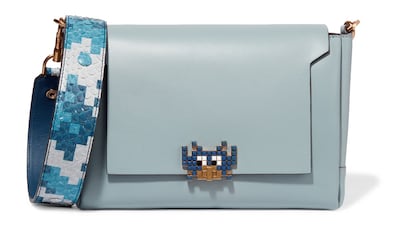 Lo arcade está de moda. Así lo demuestra este bolso de cuero de la colección de otoño de Anya Hindmarch, inspirado en los míticos seres pixelados del 'Space Invaders' (c.p.v.)