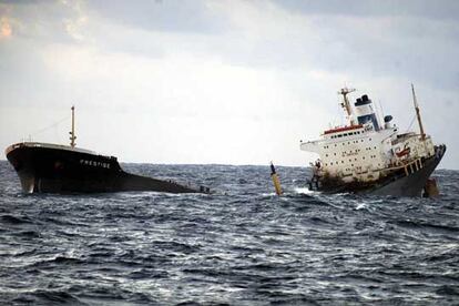 El petrolero <i>Prestige,</i> partido en dos, se hunde a 250 kilómetros de la costa gallega.