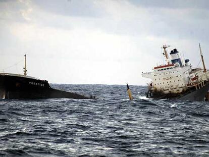 El petrolero <i>Prestige,</i> partido en dos, se hunde a 250 kilómetros de la costa gallega.