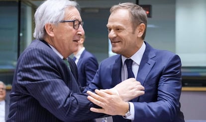 El presidente de la Comisión Europea, Jean-Claude Juncker (i), saluda al presidente del Consejo Europeo, Donald Tusk.
