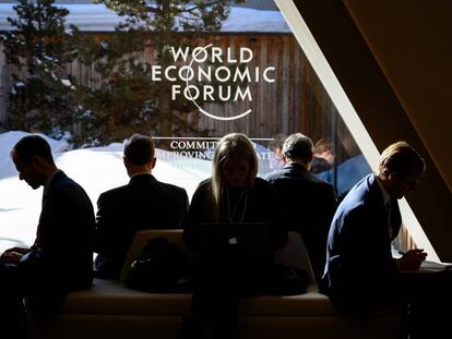 Asistentes al Foro Económico de Davos (Suiza) consultan sus teléfonos móviles el pasado 23 de enero.