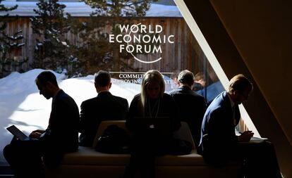 Asistentes al Foro Económico de Davos (Suiza) consultan sus teléfonos móviles el pasado 23 de enero.