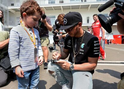 El piloto brit&aacute;nico Lewis Hamilton firma un auto de juguete de un admirador en la zona de Paddock en el Aut&oacute;dromo Hermanos Rodr&iacute;guez de la ciudad de M&eacute;xico.