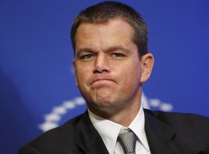 Sin que nadie se lo esperara, el actor Matt Damon apareció la mañana del domingo en Florida para participar en un triatlón llamado <i>Escape to Miami</i>. "Mi hermano me convenció", declaró Damon, de 38 años, al periódico <i>Miami Herald</i>, refiriéndose a Kyle Damon, que también participó en la carrera, además de su padrastro, Jay Jones. "Quise hacerlo porque hice la película <i>The informant</i> en el verano y tenía que perder todo ese peso. Mi hermano sólo me dijo: &#39;5 de octubre, recuerda la fecha&#39;, y ahí estuve. Su mujer y su hija Gia le esperaban en la meta, junto con un montón de admiradores que nunca imaginaron encontrarse a Matt Damon en el triatlón.