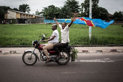 Simpatizantes do novo presidente eleito da República Democrática do Congo, Felix Tshisekedi, reagem após a publicação dos resultados, em 10 de janeiro de 2019, em Kinshasa.