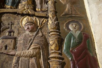 Imagen, a la derecha, de una santa tras su restauración.