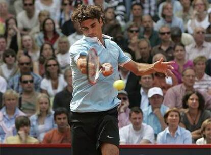 Federer golpea la pelota en un instante del partido.
