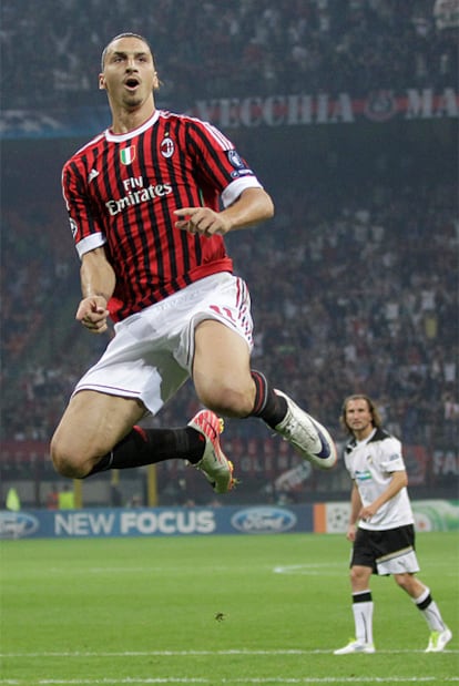 Ibrahimovic celebra de forma acrobática su gol contra el Viktoria Plzen.