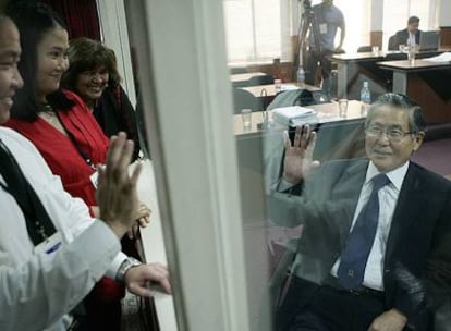 El ex presidente Alberto Fujimori saluda a sus hijos a través de un cristal en la Sala Especial donde se le juzga