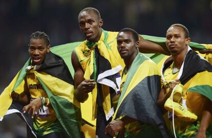 El equipo de Jamaica celebra la victoria en el 4x100.